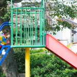 子どもが滑り台で逆走。注意する?しない?