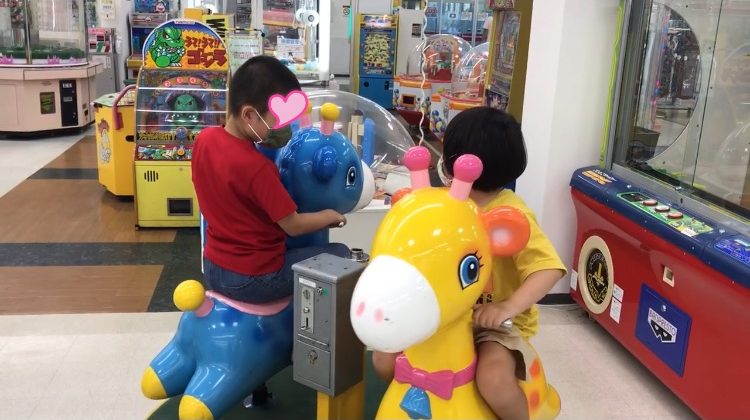 メリーゴーランドに乗るすんとコウ