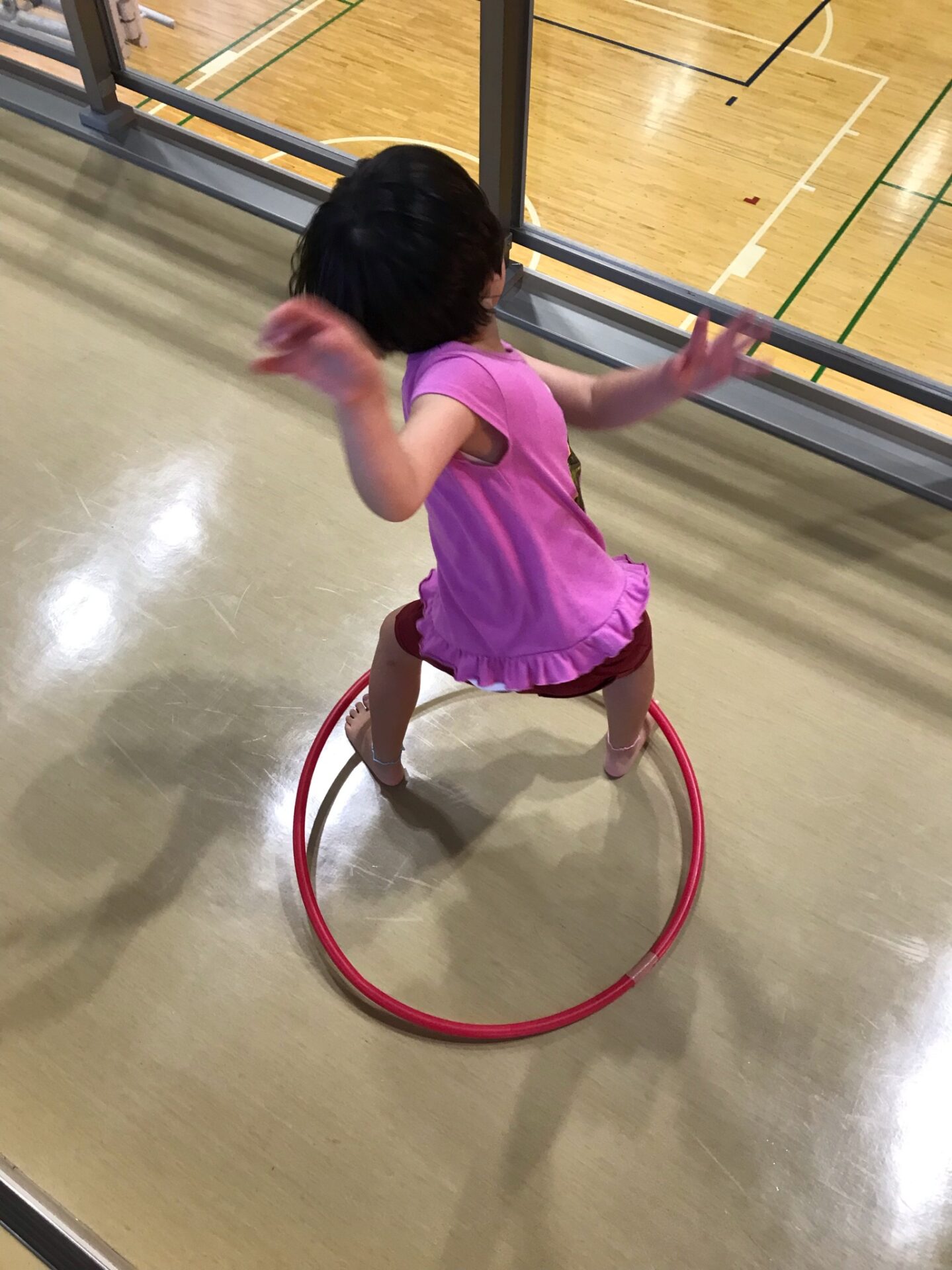 勢いよくフラフープを回すコウ