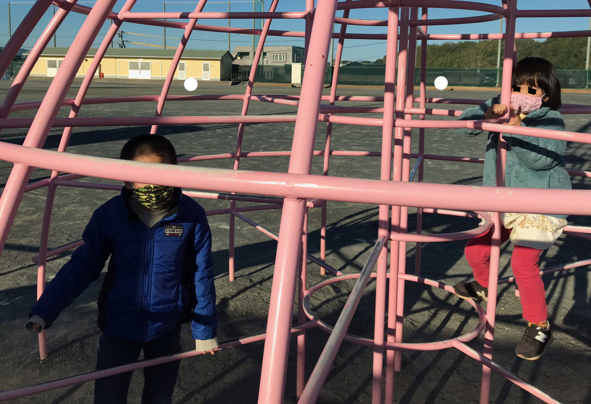 校庭で遊ぶすんとコウ