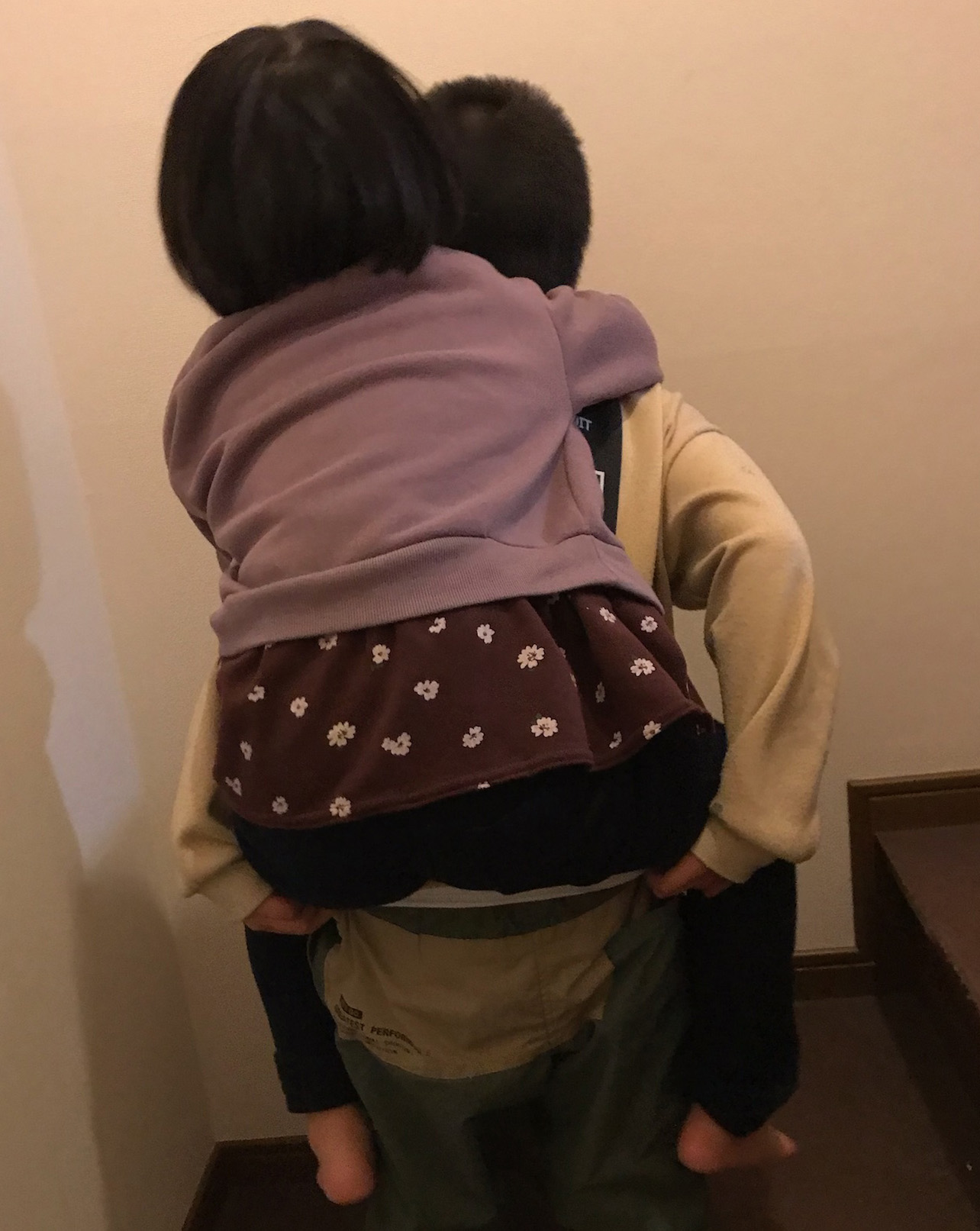 すんがコウをおんぶしている姿