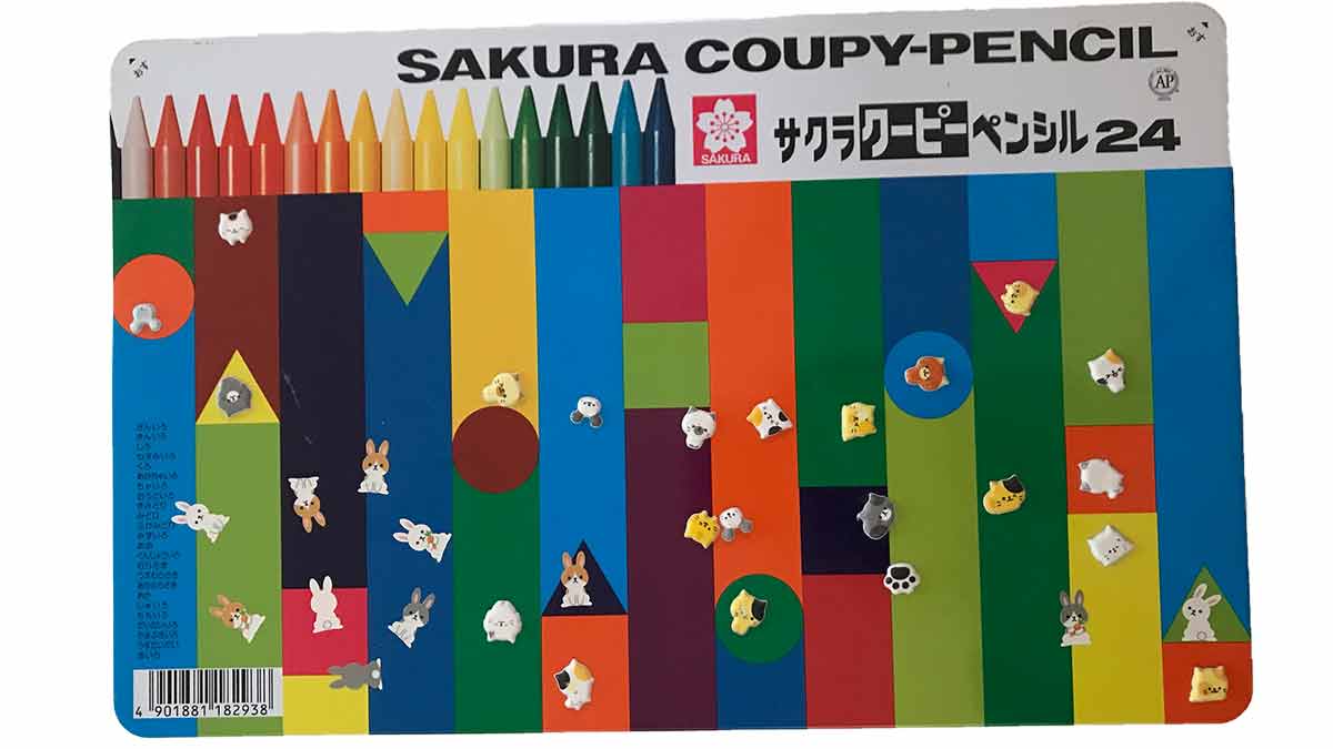 クーピーにシールペタペタ