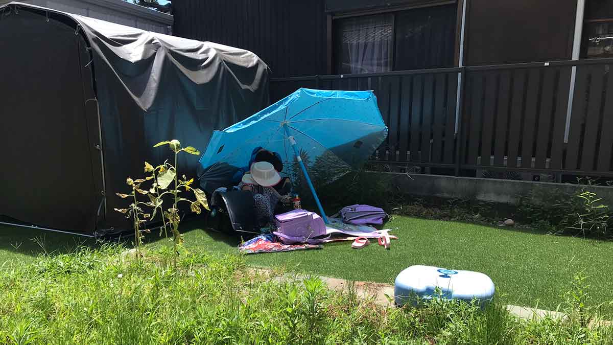 傘に入るすんとコウ