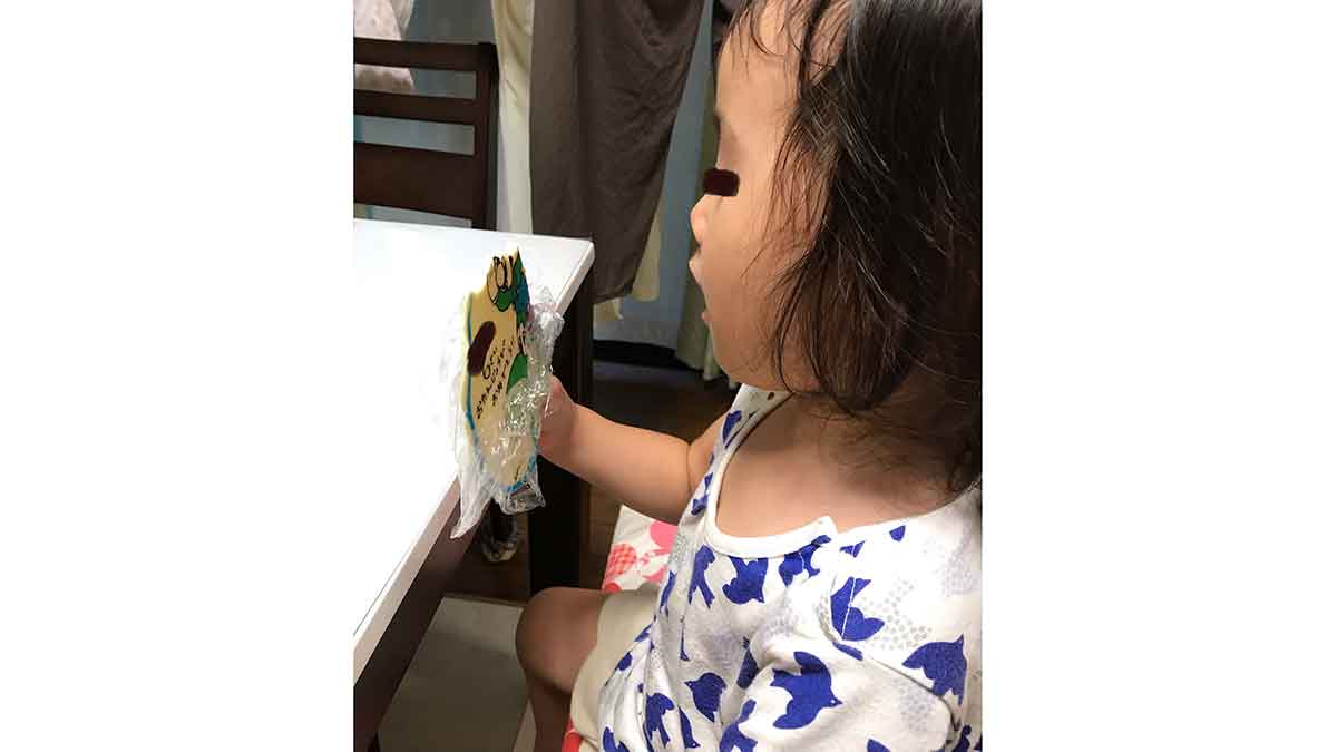 チョコプレート食べるコウ