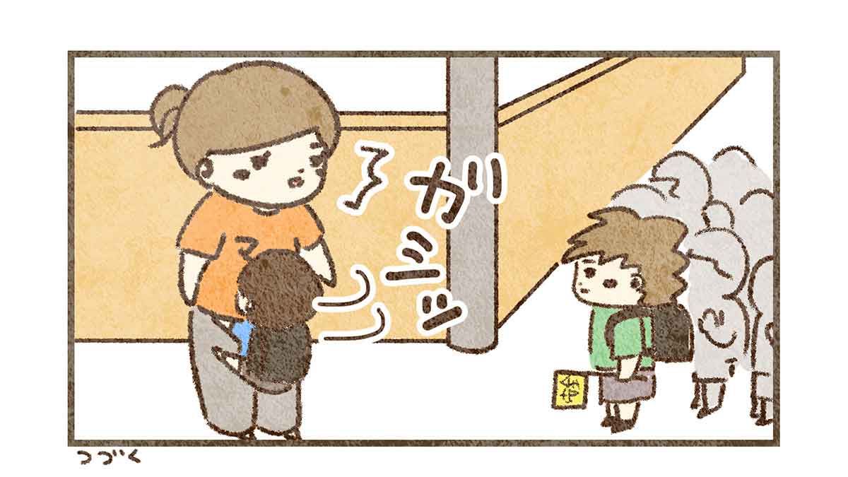 ママにガシッとつかまるすん