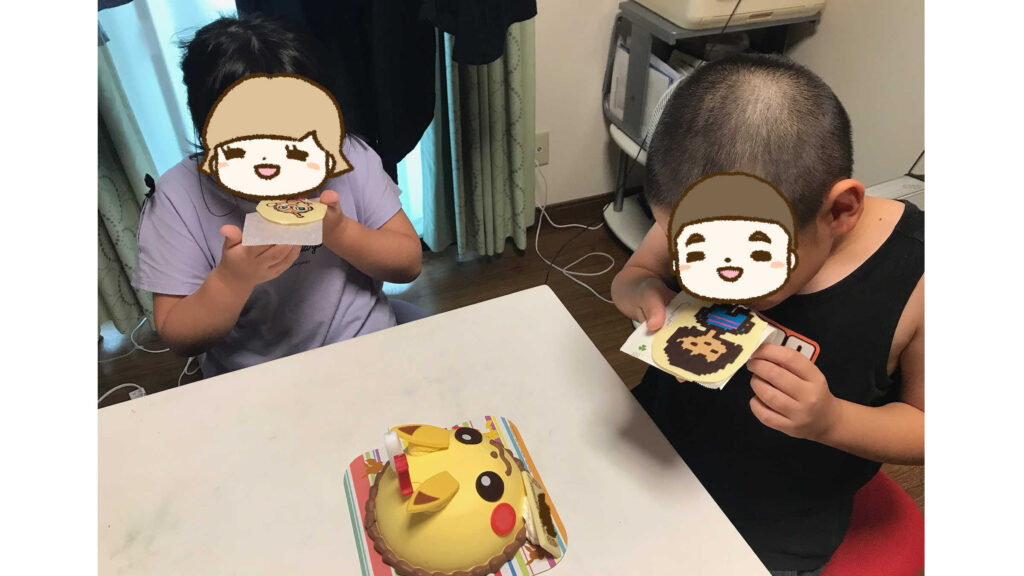 チョコを食べるすんとコウ