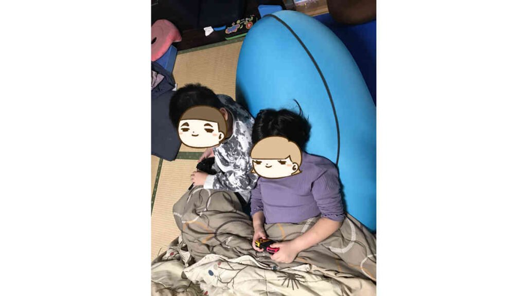 ヨギボーに寄りかかるすんとコウ